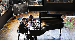 Photo of piano duo Anderson and Roe